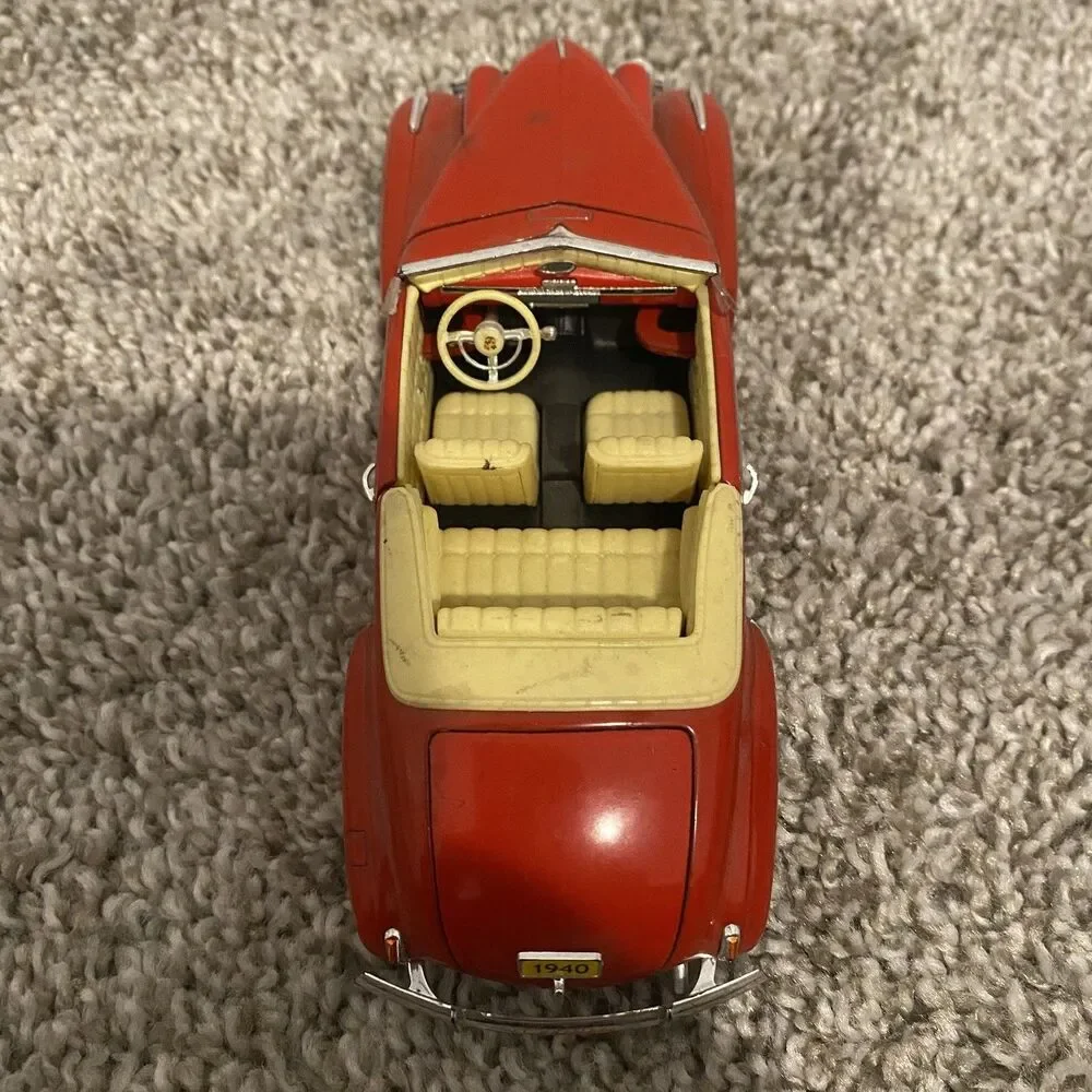 Signature 1940 Cadillac Sedan Series 62 1:32 Scale Diecast Red Model Car